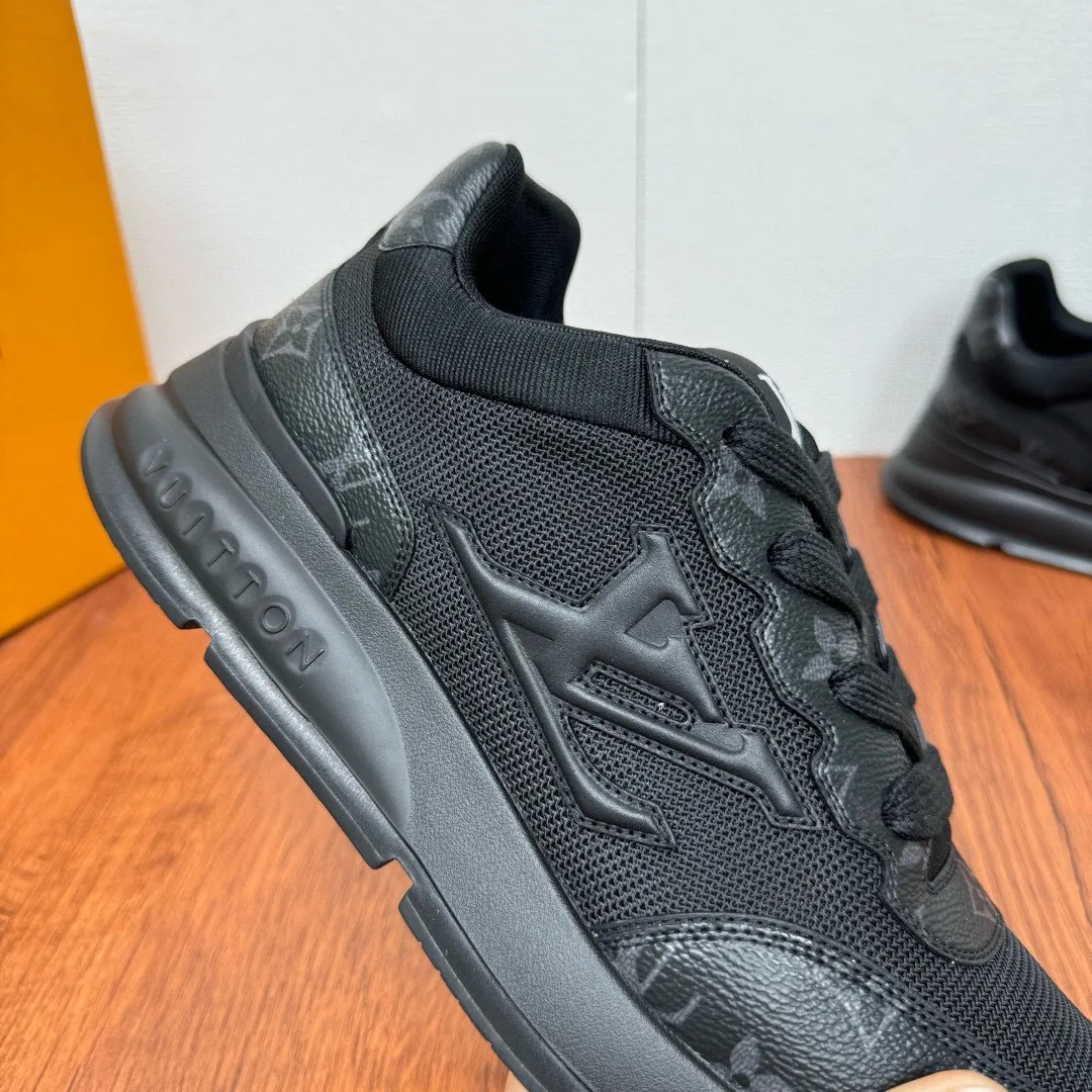 Men's shoes: 480💰LV Classic men's sports shoes are shipped. Lightweight thick-soled chubby bread shoes, super versatile and multiple styles are coming! This sneaker is made of smooth cowhide punching and grained cowhide stitching to create an elegant design. Grained cowhide is stitched with technical mesh, and smooth cowhide and grained cowhide are combined in multiple styles. The color is classic and versatile, and it can be easily integrated into various styles. The eye-catching LV letters are marked on the side of the shoe, the tongue is decorated with LV embroidered letter web logo, the brand logo is screen-printed on the heel, and the lightweight rubber outsole is embellished with Vuitton's personalized logo. The fabric-lined foot pads make your feet fashionable, handsome and versatile! Comes with full original packaging! Size: 38-44, customized 45